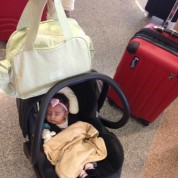 Viajando de avião com um bebê lactente
