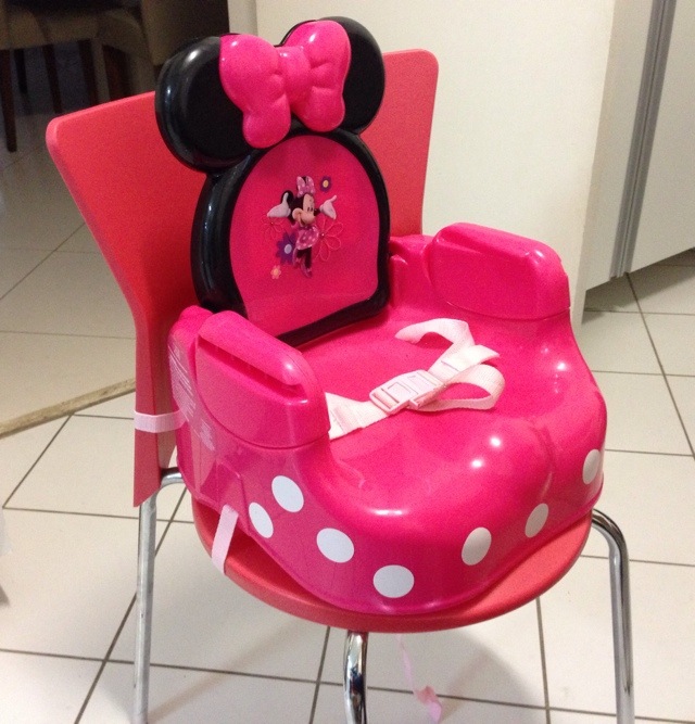 Cintos prendem a cadeirinha à cadeira