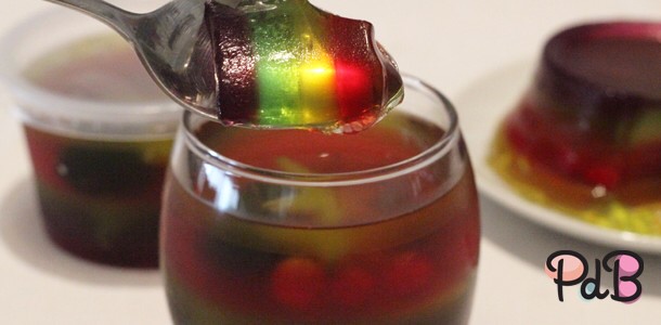 Gelatina Colorida com Frutas - Panela de Barros