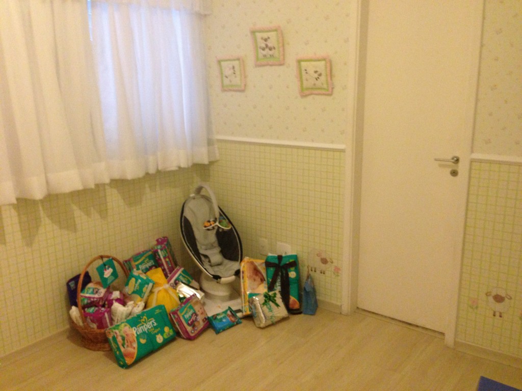 Presentinhos pra Clara no quarto de Ovelhas.