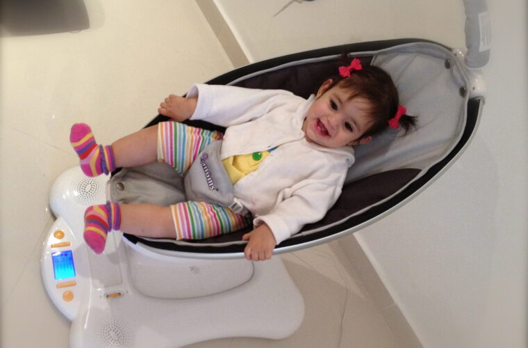 MamaRoo… e seus braços descansados.