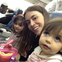 No avião com as pequenas