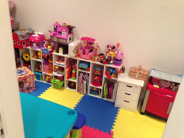 Estante com nichos - brinquedoteca em casa