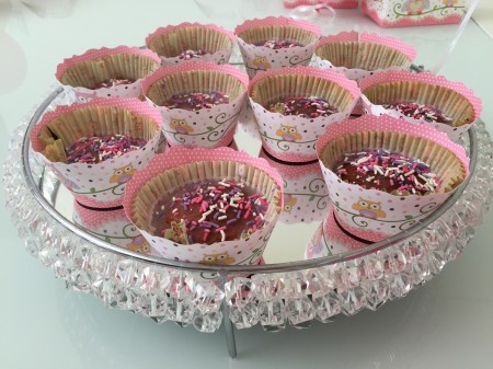 Reutilizando as bandejas na festa de coruja da Clara