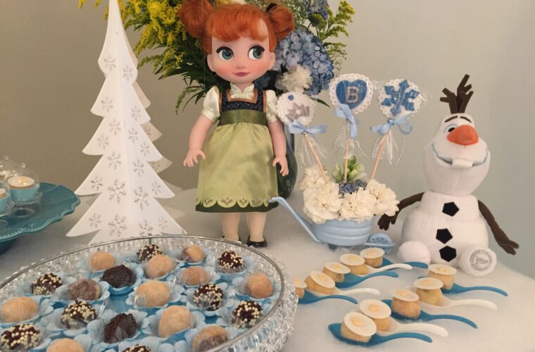 Bandejas, forminhas e acessórios para decoração de festa Frozen