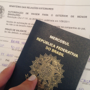Autorização para viagem internacional com criança sem os (ou um dos) pais
